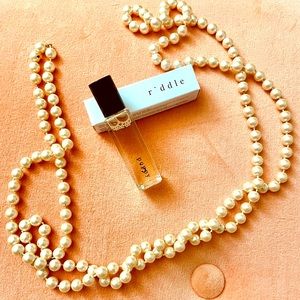 NIB Riddle Fragrance Roll-On in Poppy, Sz 8ml, Citrus, Floral Bright Notes